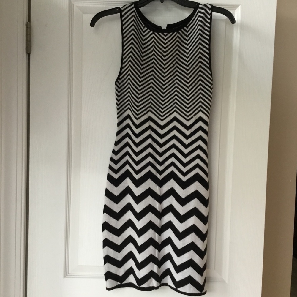 Alice + Olivia sleeveless light sweater dress XS